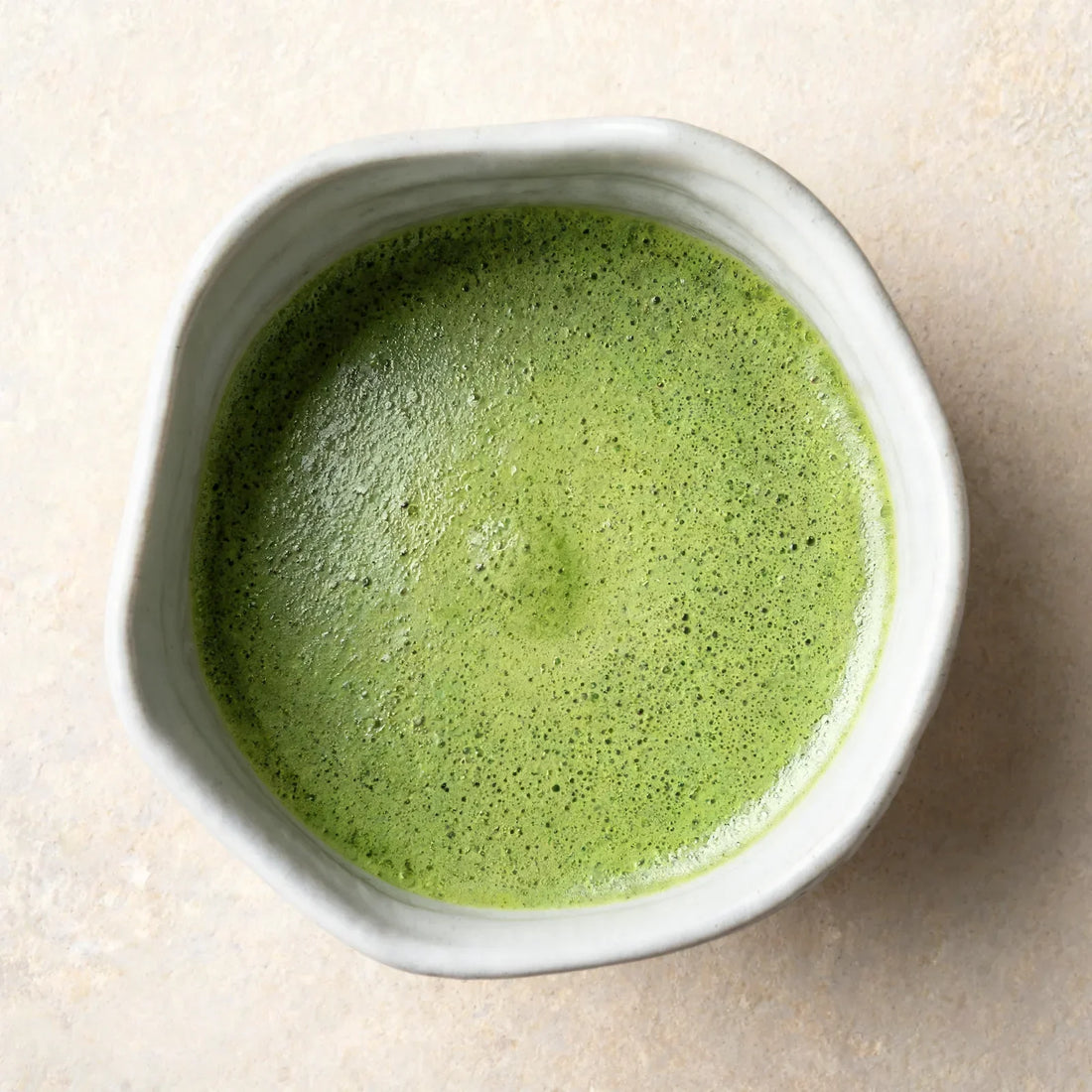 "Cremiger, klumpenfreier Matcha mit feinem Schaum in weißer Porzellan-Bowl"