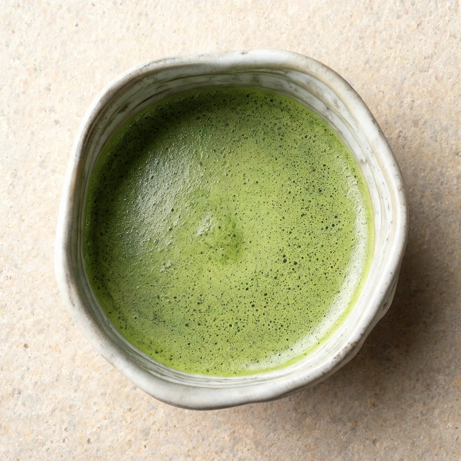 ANDURA Ash Bowl mit frisch zubereitetem Matcha Tee