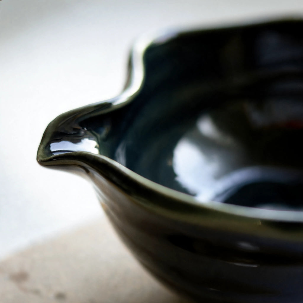 ANDURA Moss Bowl Ausgussnase Detailaufnahme Porzellan