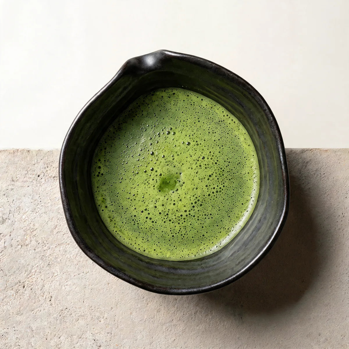 ANDURA Onyx Bowl mit frisch zubereitetem Matcha Tee