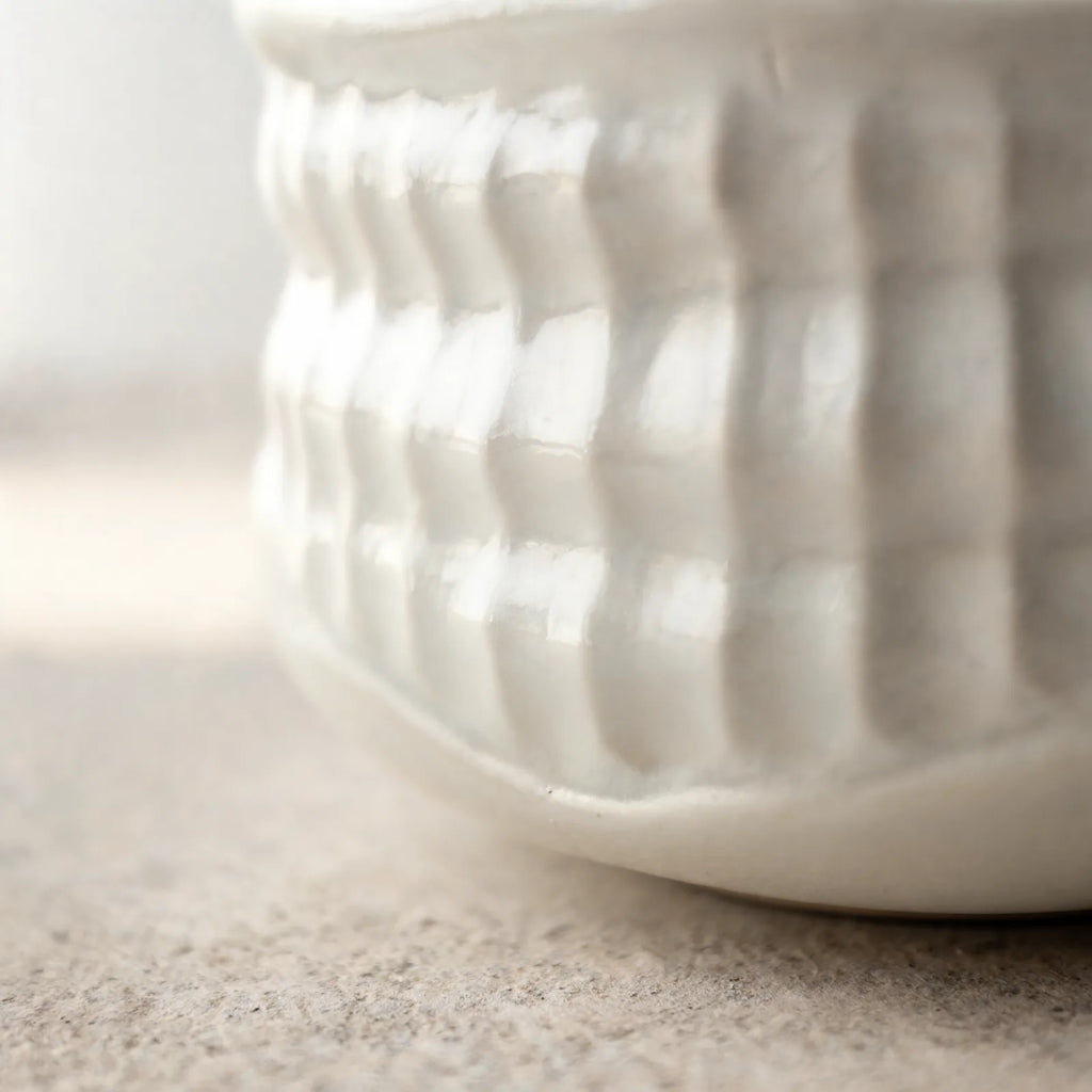 ANDURA Weave Bowl Porzellan Weiß Riffelstruktur Detailaufnahme
