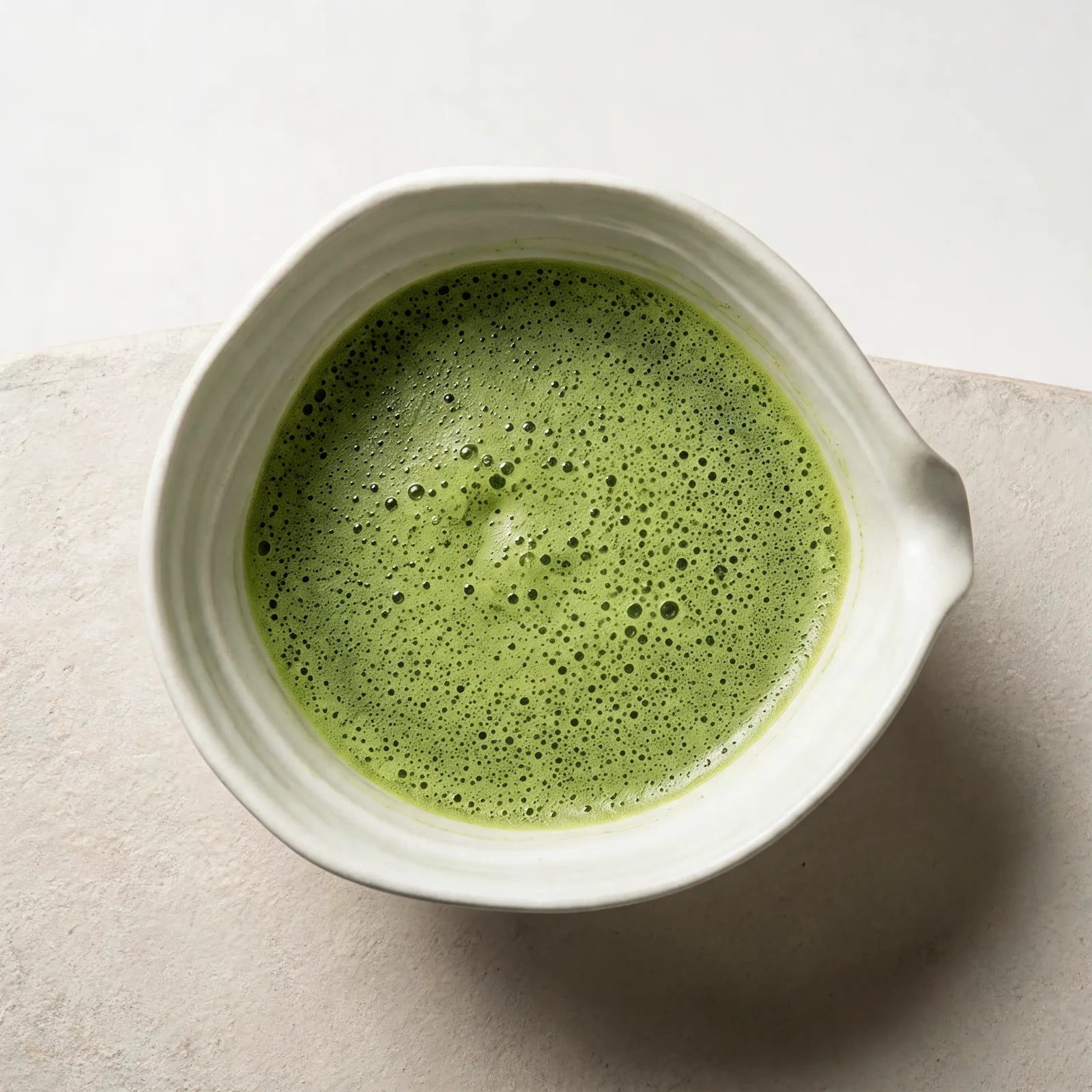 ANDURA Bone Bowl mit frisch zubereitetem Matcha Tee